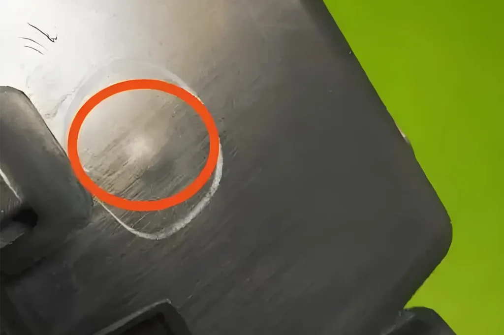 Blasen sind im Inneren der Form oder auf der Oberfläche eingeschlossen